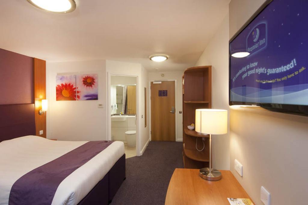Premier Inn Hatfield Экстерьер фото